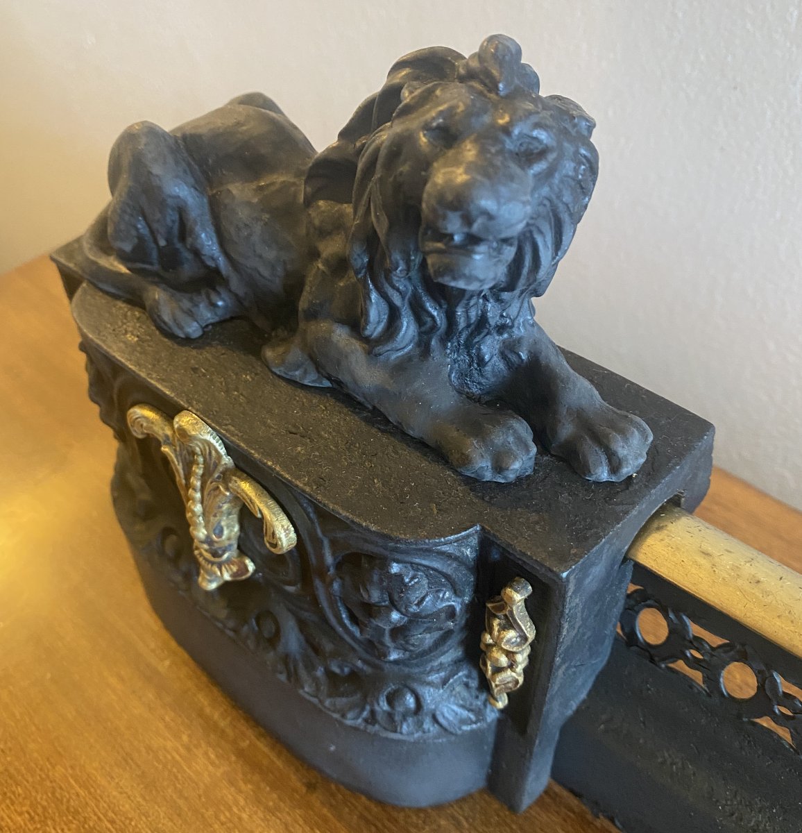 19th Century Cast Iron And Brass Fireplace Or Hearth Bar With Lions And Fleur-de-lis-photo-1