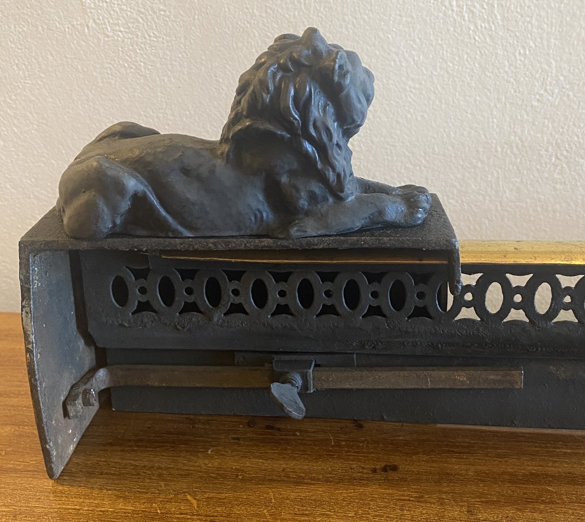 19th Century Cast Iron And Brass Fireplace Or Hearth Bar With Lions And Fleur-de-lis-photo-3