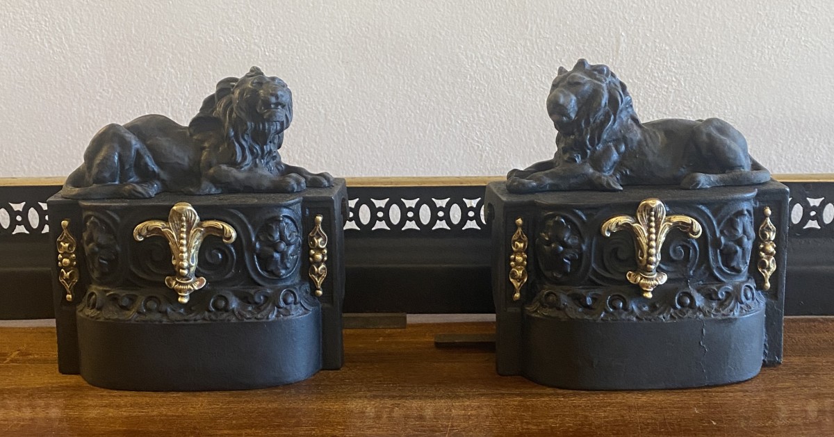 19th Century Cast Iron And Brass Fireplace Or Hearth Bar With Lions And Fleur-de-lis