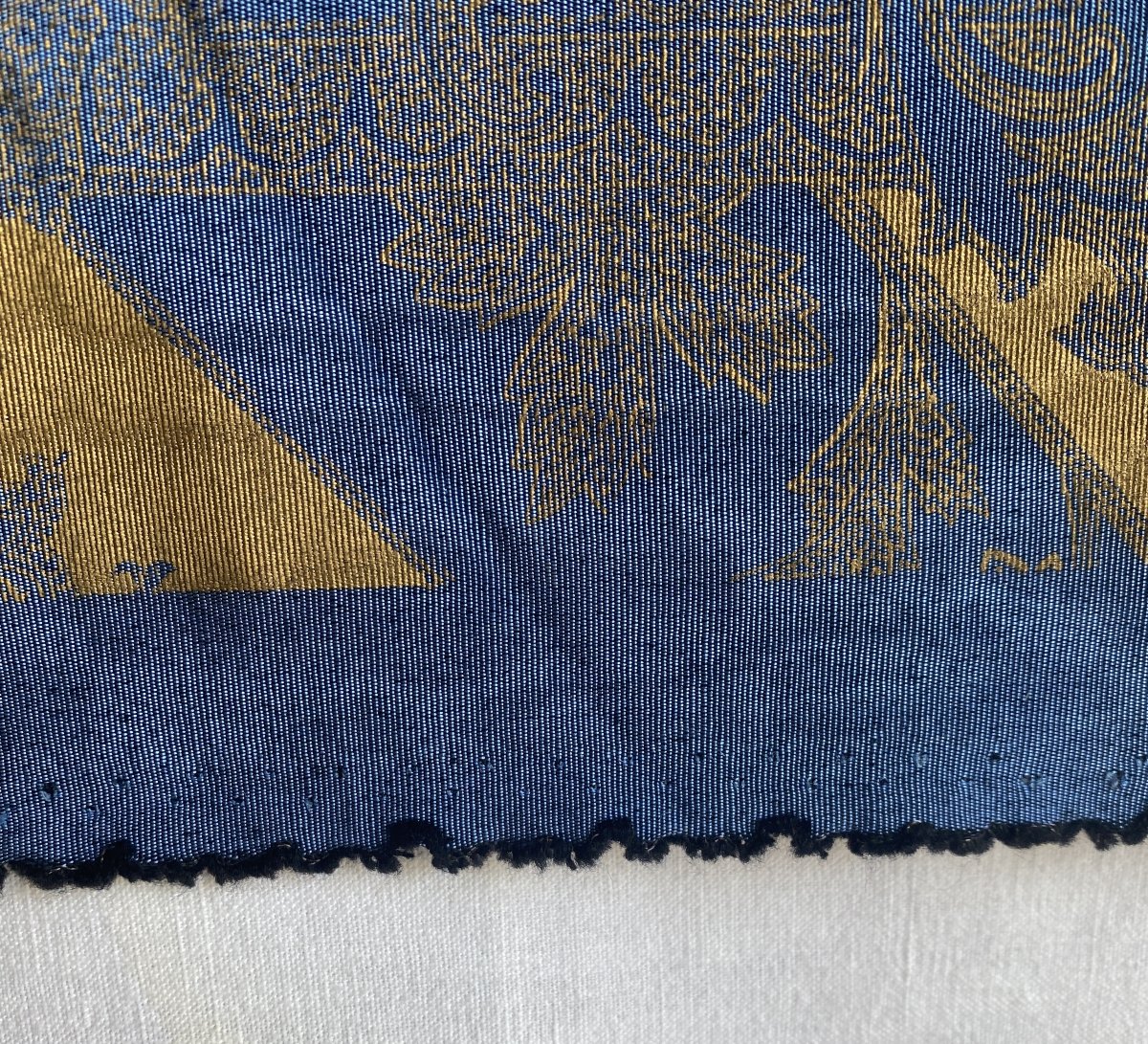 Coupon de tissu bleu roi et or XX ème-photo-2
