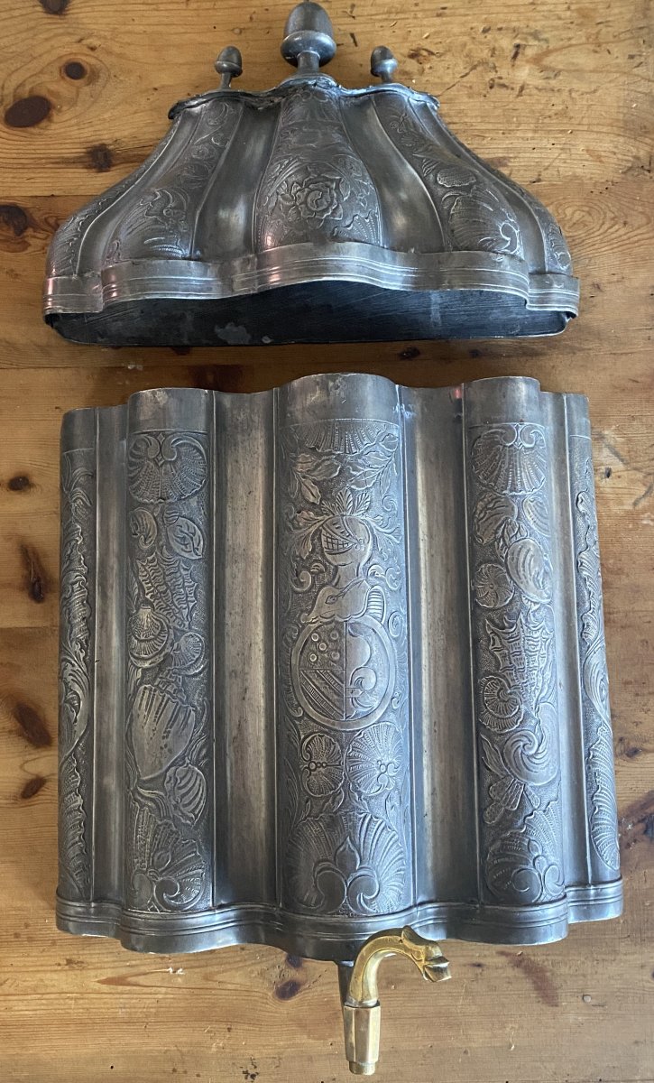 Fontaine Murale de J J Blanc en étain ciselé De Lyon avec Blason   XVIII ème-photo-3