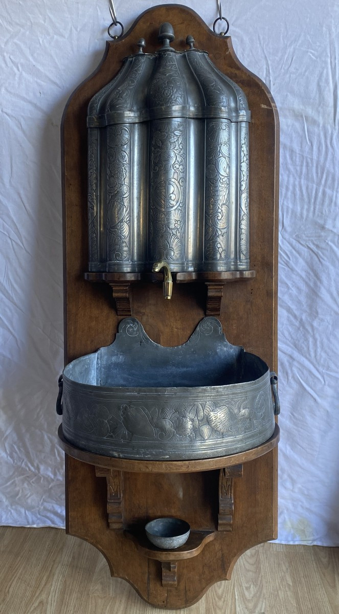 Fontaine Murale de J J Blanc en étain ciselé De Lyon avec Blason   XVIII ème