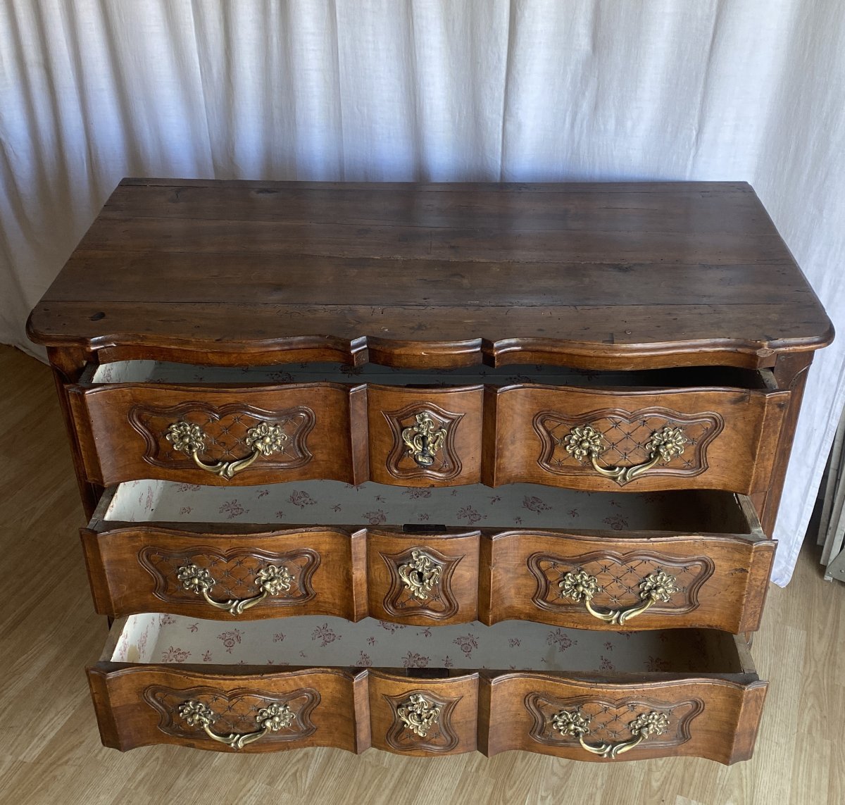 18th Century Curved Walnut Commode -photo-4