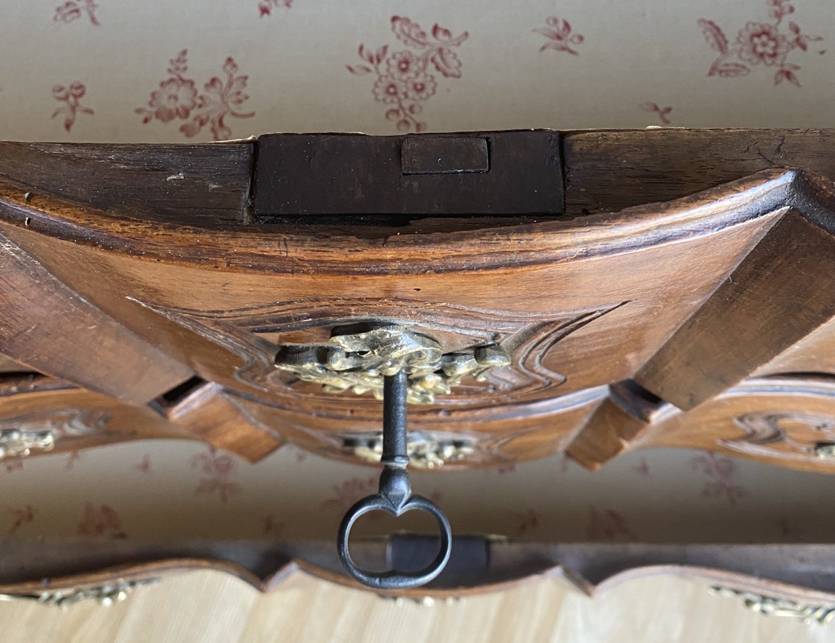 18th Century Curved Walnut Commode -photo-1
