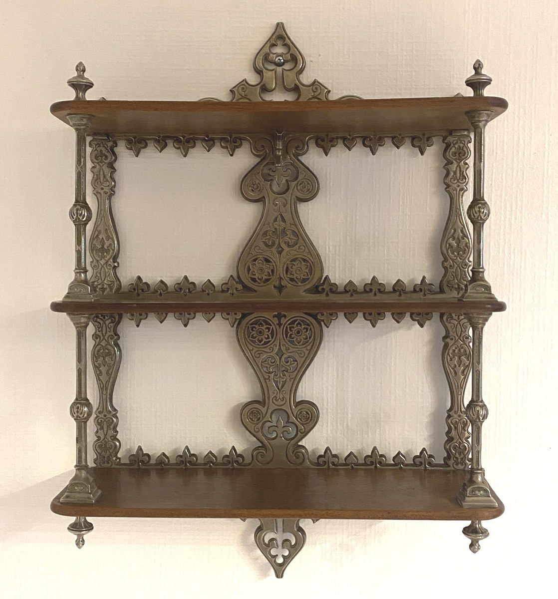 Etagère murale en bronze et acajou fleurs de Lys XIX ème