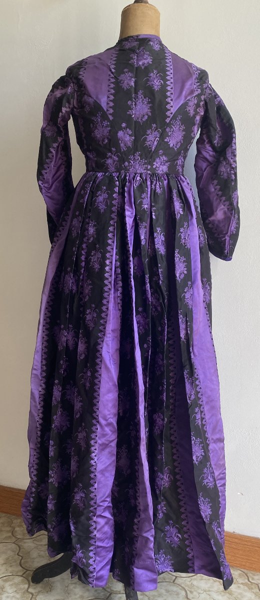Robe longue plissée en soie damassée – Début XIXᵉ siècle – Motifs floraux violets sur fond noir-photo-2