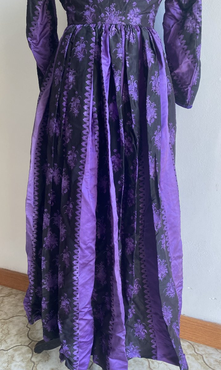 Robe longue plissée en soie damassée – Début XIXᵉ siècle – Motifs floraux violets sur fond noir-photo-3