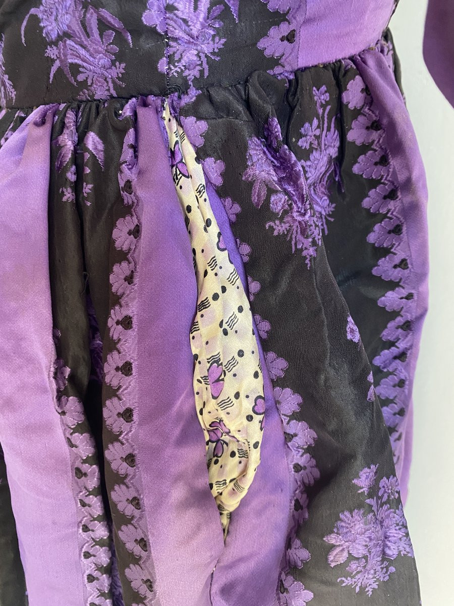 Robe longue plissée en soie damassée – Début XIXᵉ siècle – Motifs floraux violets sur fond noir-photo-1