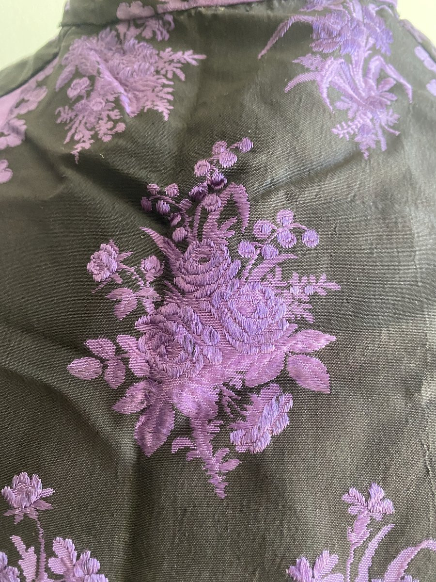 Robe longue plissée en soie damassée – Début XIXᵉ siècle – Motifs floraux violets sur fond noir-photo-2