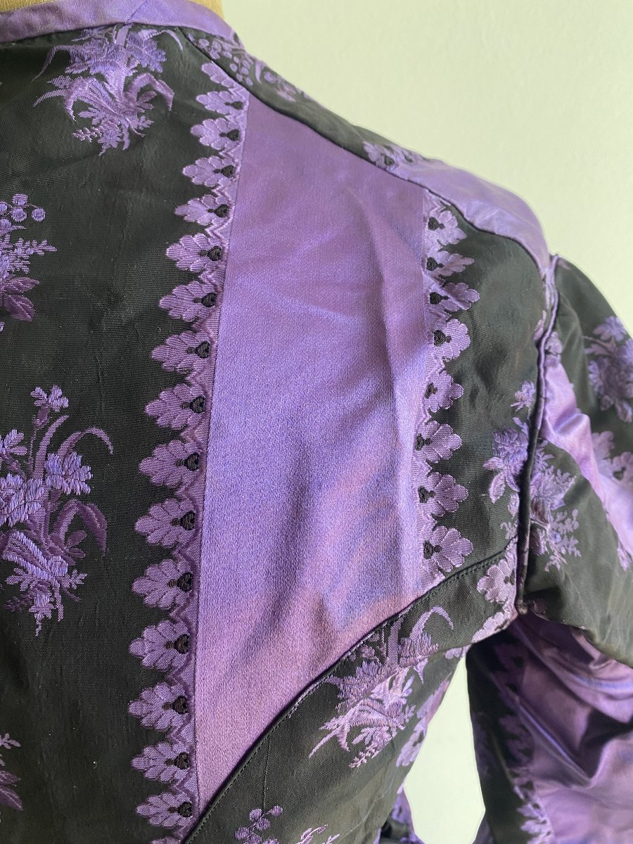 Robe longue plissée en soie damassée – Début XIXᵉ siècle – Motifs floraux violets sur fond noir-photo-3