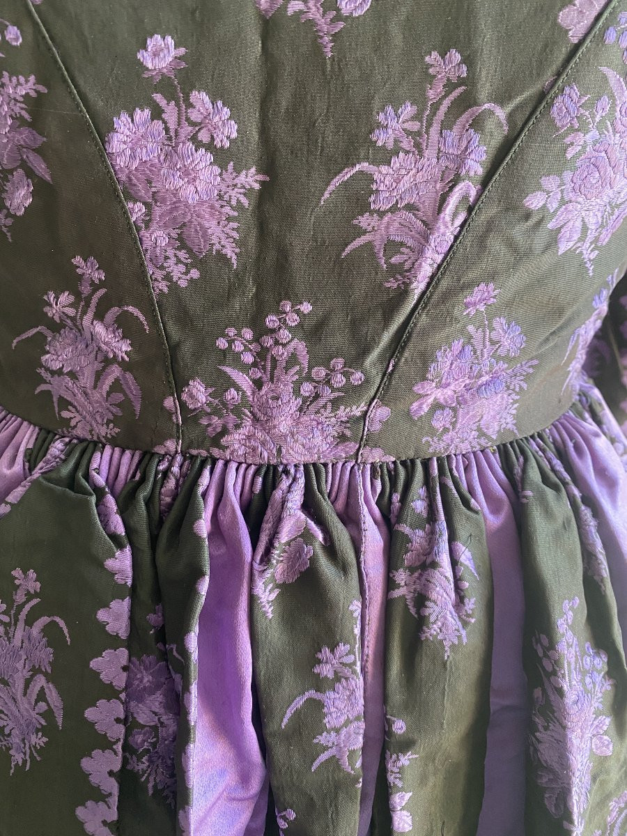 Robe longue plissée en soie damassée – Début XIXᵉ siècle – Motifs floraux violets sur fond noir-photo-4