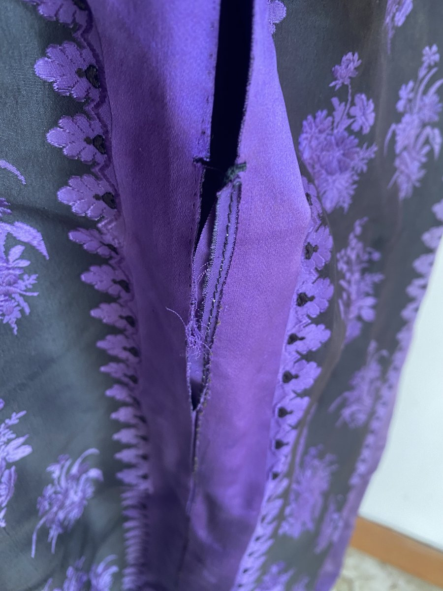 Robe longue plissée en soie damassée – Début XIXᵉ siècle – Motifs floraux violets sur fond noir-photo-5