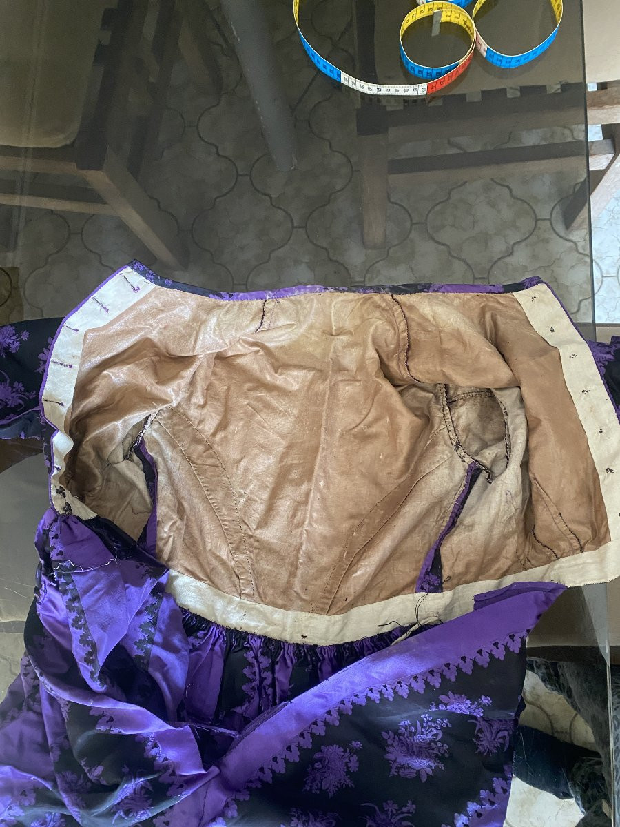 Robe longue plissée en soie damassée – Début XIXᵉ siècle – Motifs floraux violets sur fond noir-photo-6