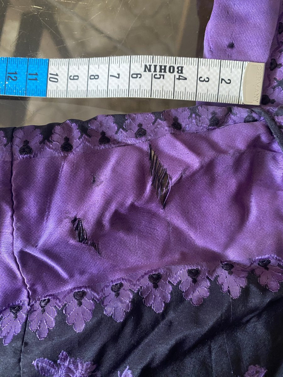 Robe longue plissée en soie damassée – Début XIXᵉ siècle – Motifs floraux violets sur fond noir-photo-7