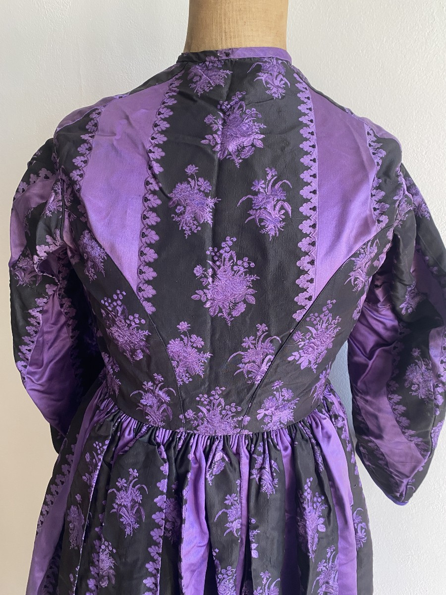 Robe longue plissée en soie damassée – Début XIXᵉ siècle – Motifs floraux violets sur fond noir