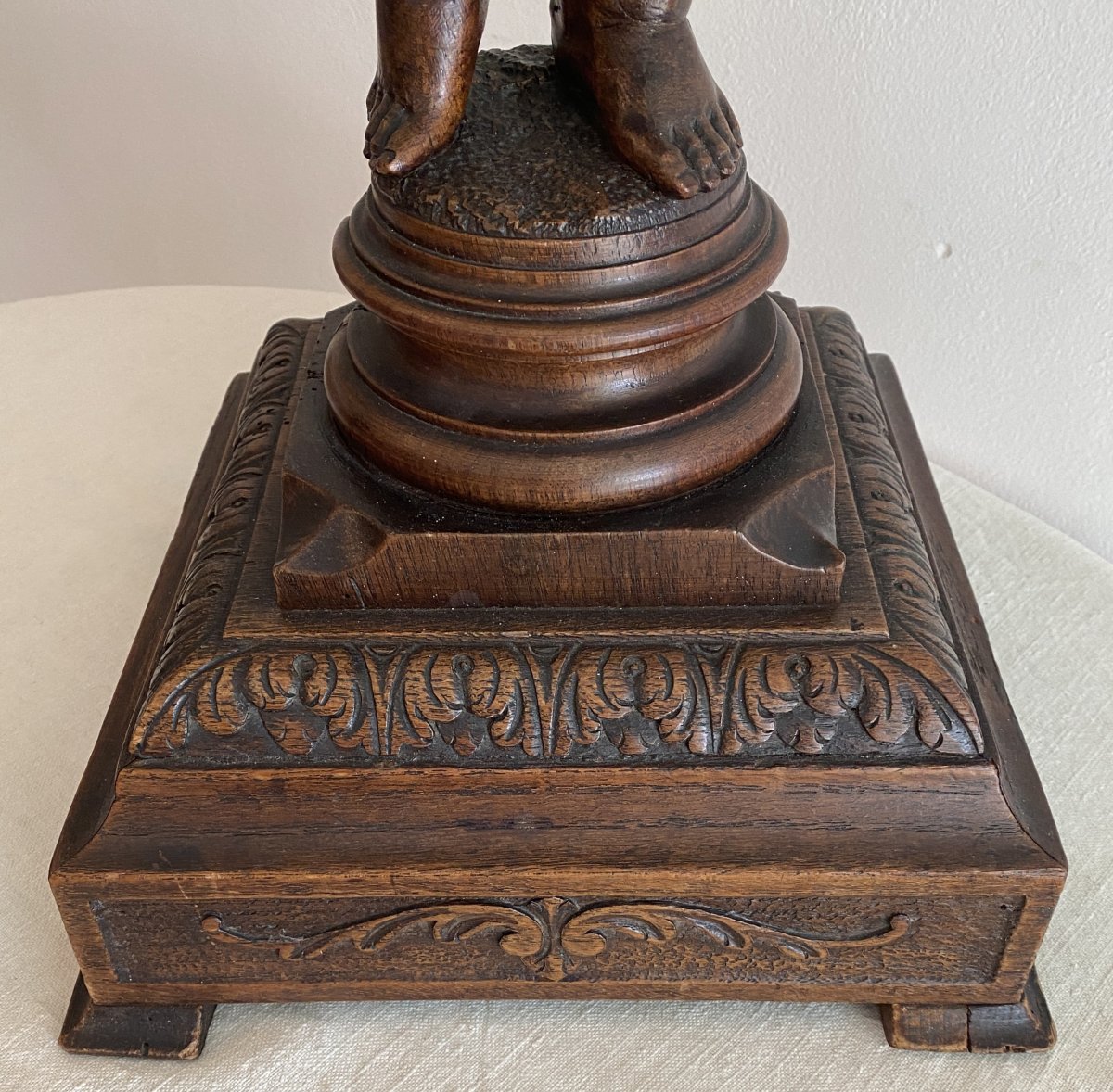Sellette ou colonne Putti en bois de noyer sculpté XIX ème-photo-3