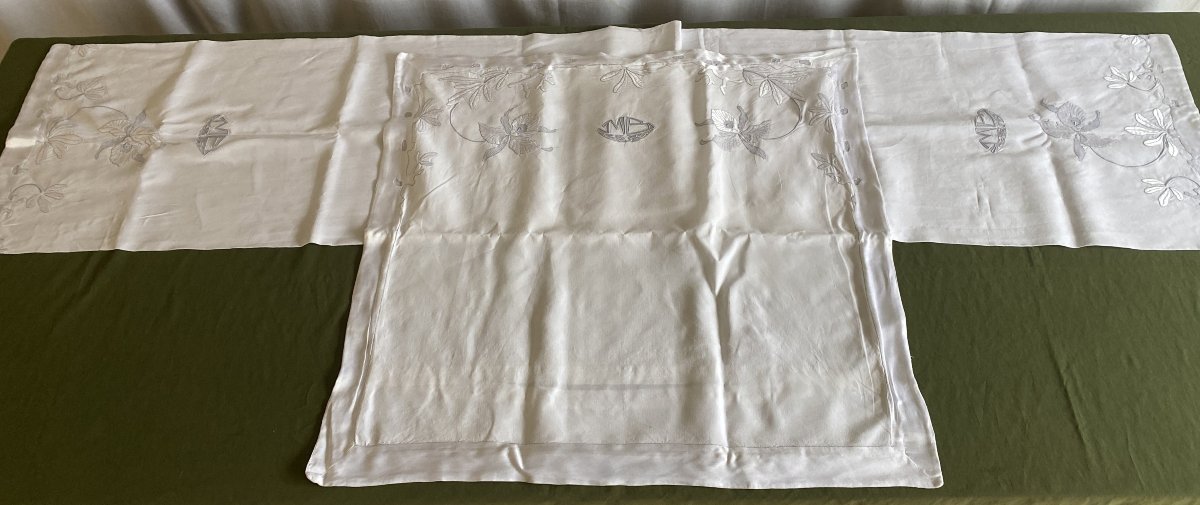 Antique Embroidered Linen Pillow And Pillow Case - Fleur-de-lys And Foliage Motif Embellished With Silk.-photo-2