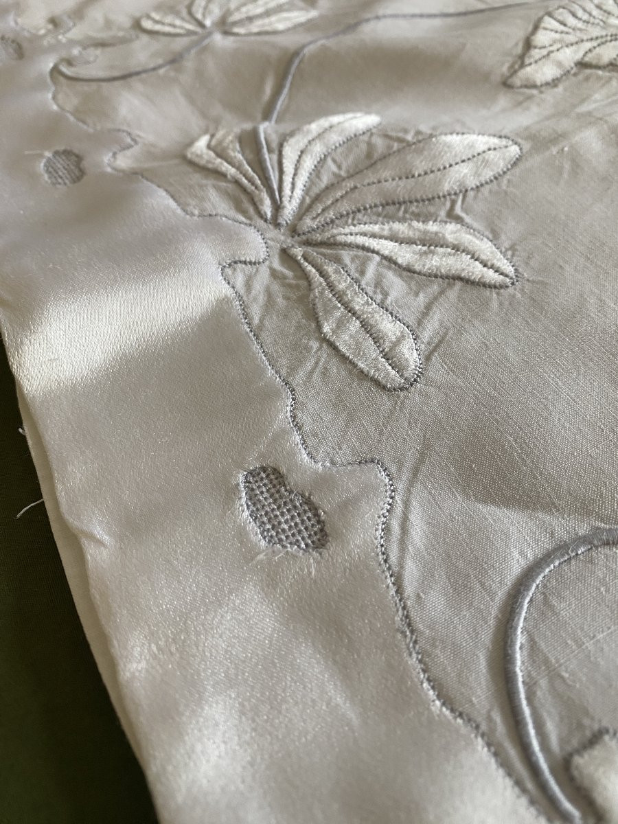 Antique Embroidered Linen Pillow And Pillow Case - Fleur-de-lys And Foliage Motif Embellished With Silk.-photo-4