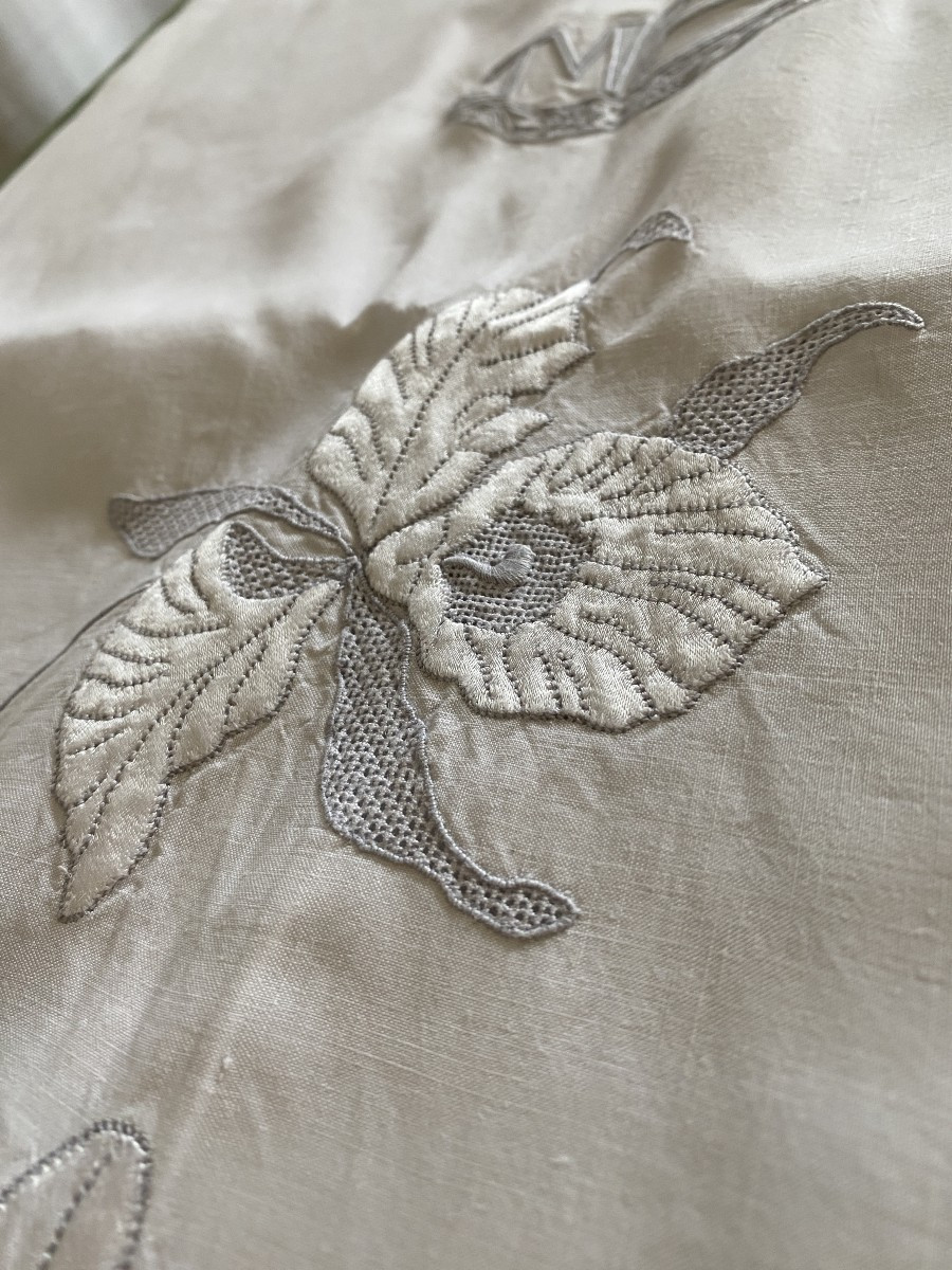 Antique Embroidered Linen Pillow And Pillow Case - Fleur-de-lys And Foliage Motif Embellished With Silk.