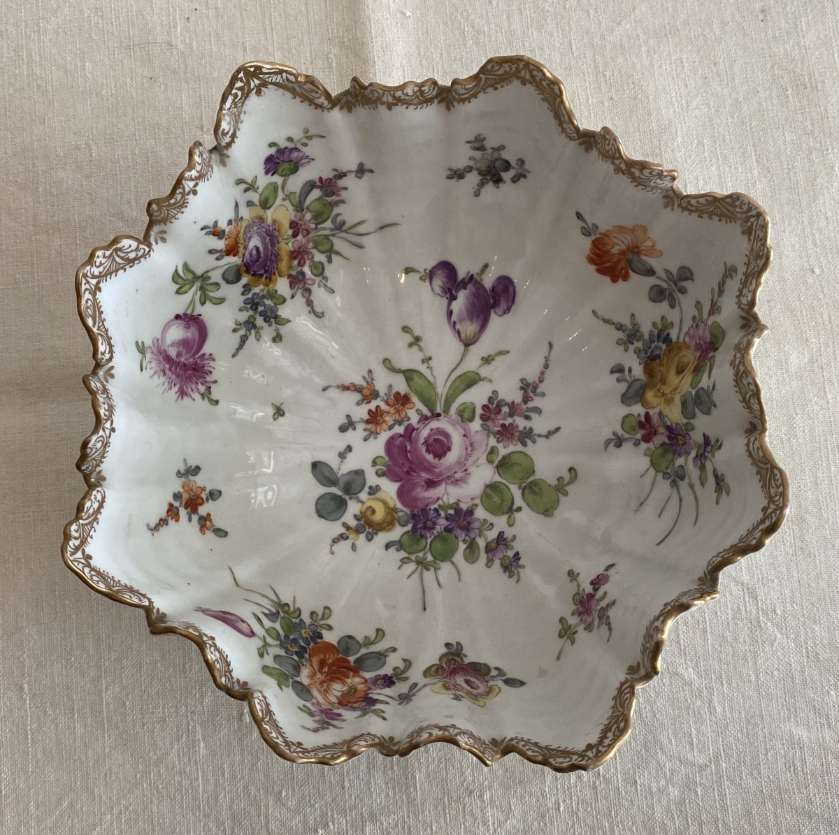 Coupe dentelée en porcelaine de saxe à décor de fleurs et dorée XIX ème-photo-2