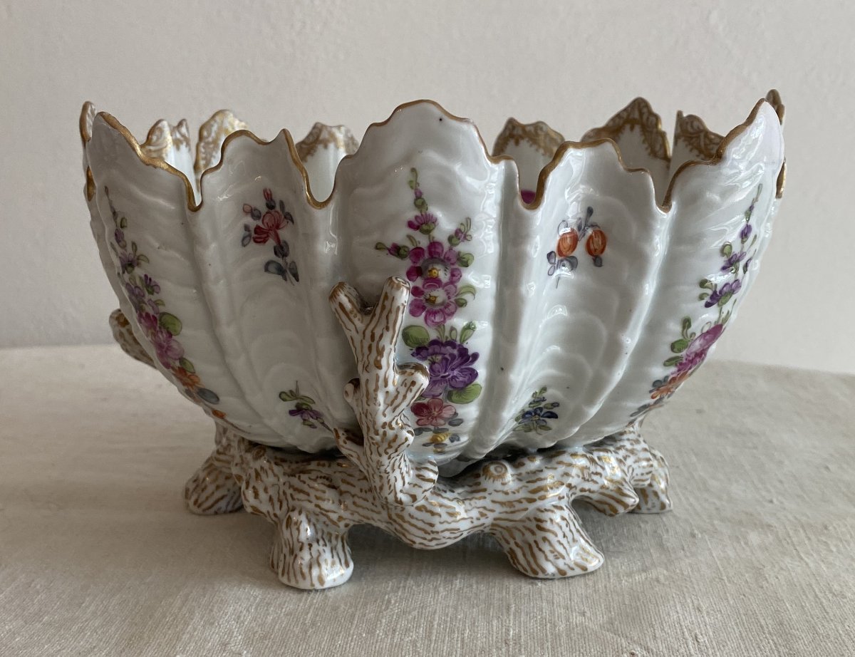 Coupe dentelée en porcelaine de saxe à décor de fleurs et dorée XIX ème-photo-1