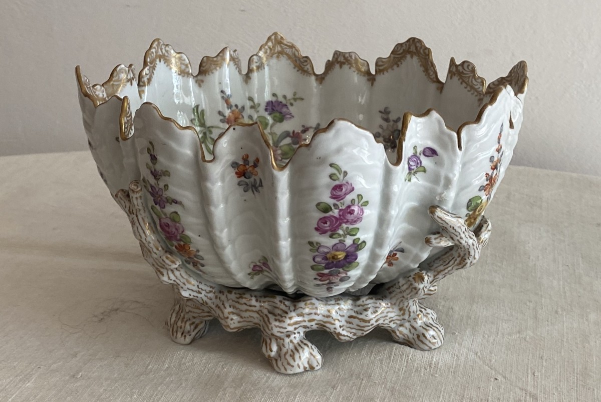 Coupe dentelée en porcelaine de saxe à décor de fleurs et dorée XIX ème