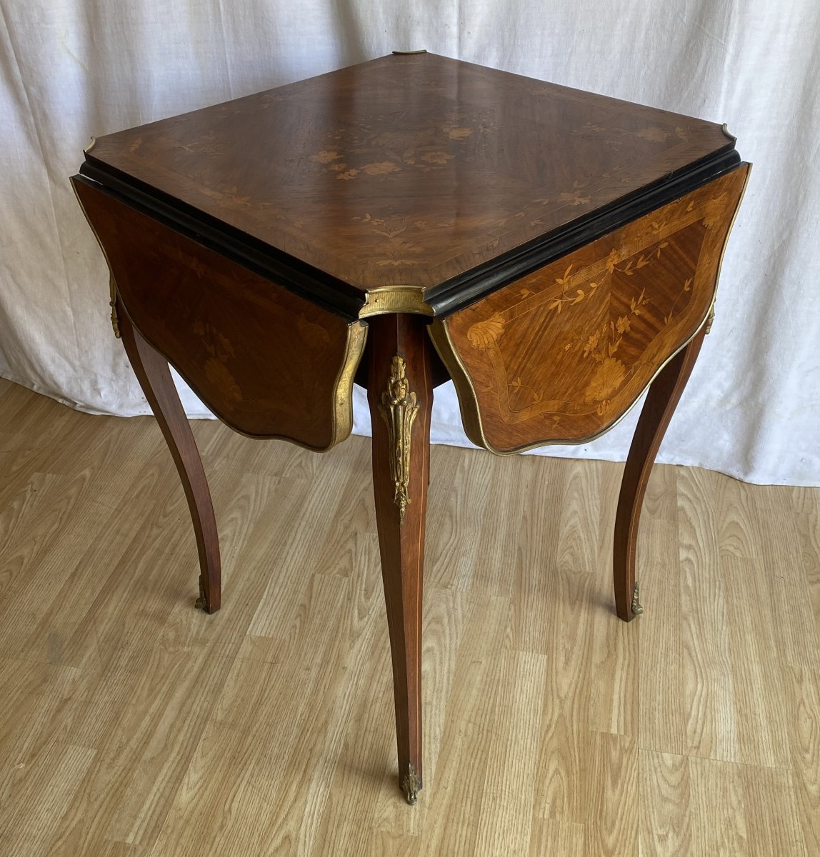 Table d'appoint à volets en palissandre à décor de marqueterie de fleurs et laiton XIX ème