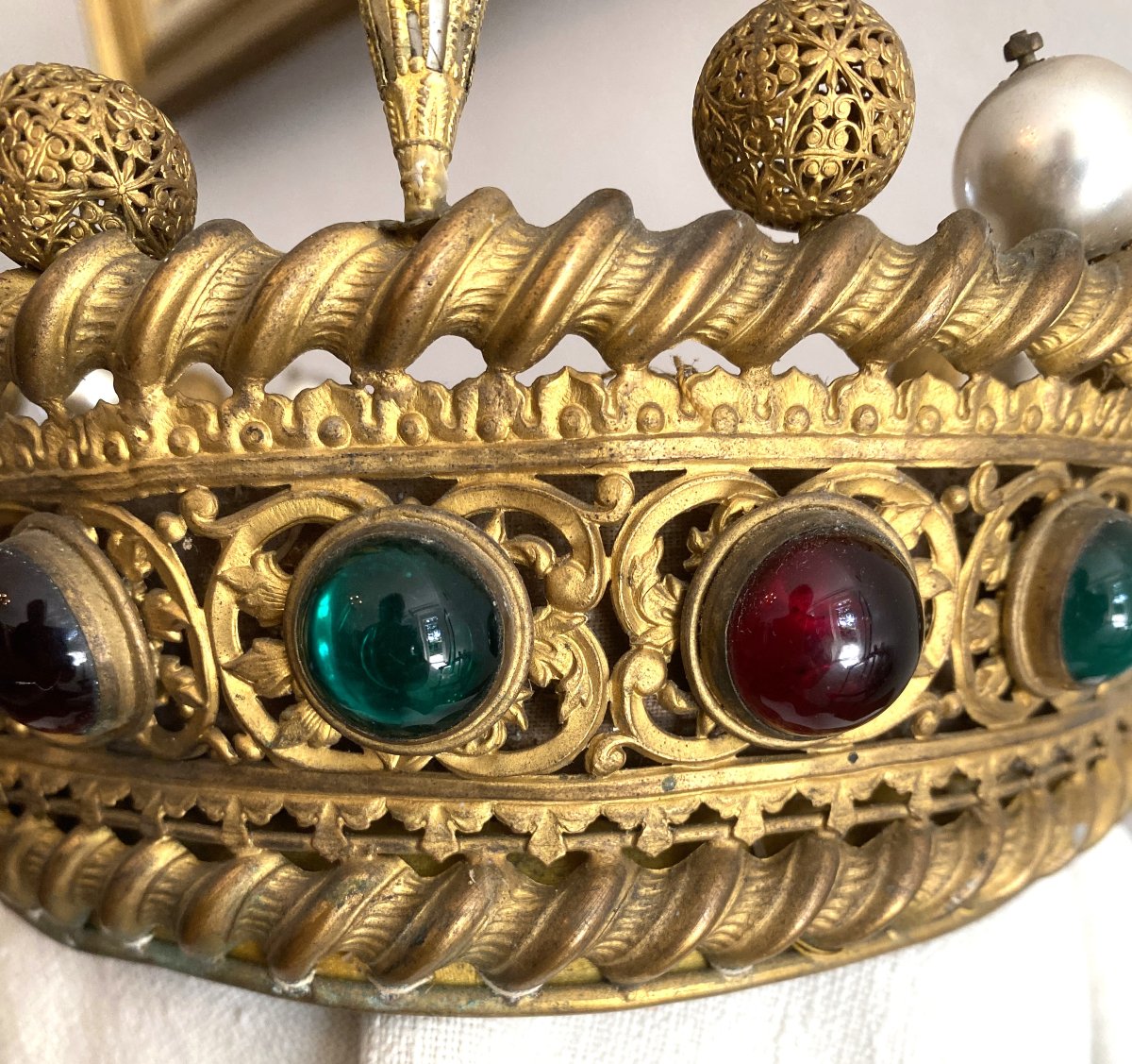 Antique Stage Crown Made Of Gilded Brass And Colorful Glass Beads-photo-2