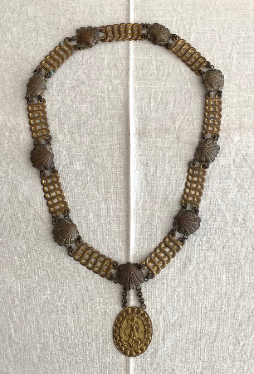 Collier et son médaillon représentant Saint Michel terrassant le démon XX ème-photo-2