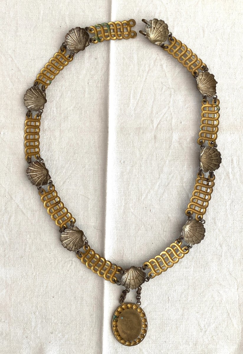 Collier et son médaillon représentant Saint Michel terrassant le démon XX ème-photo-1