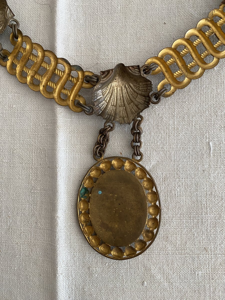 Collier et son médaillon représentant Saint Michel terrassant le démon XX ème-photo-2