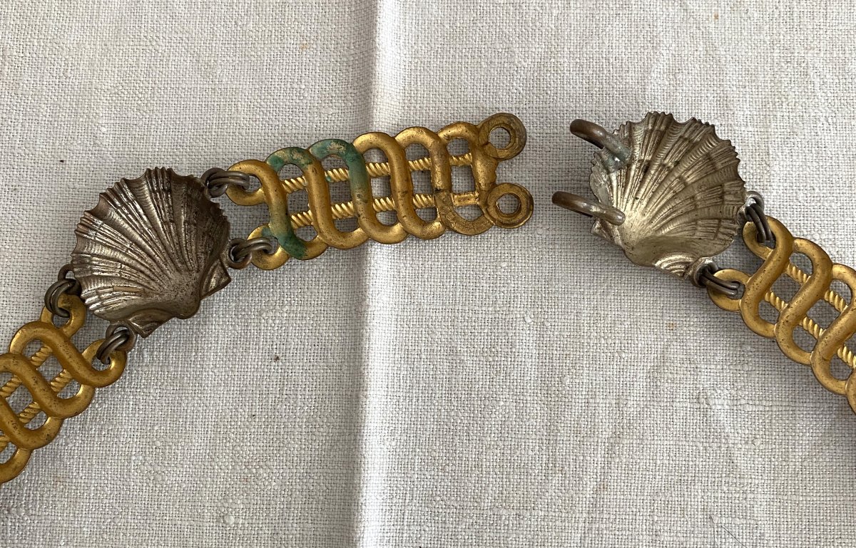 Collier et son médaillon représentant Saint Michel terrassant le démon XX ème-photo-3