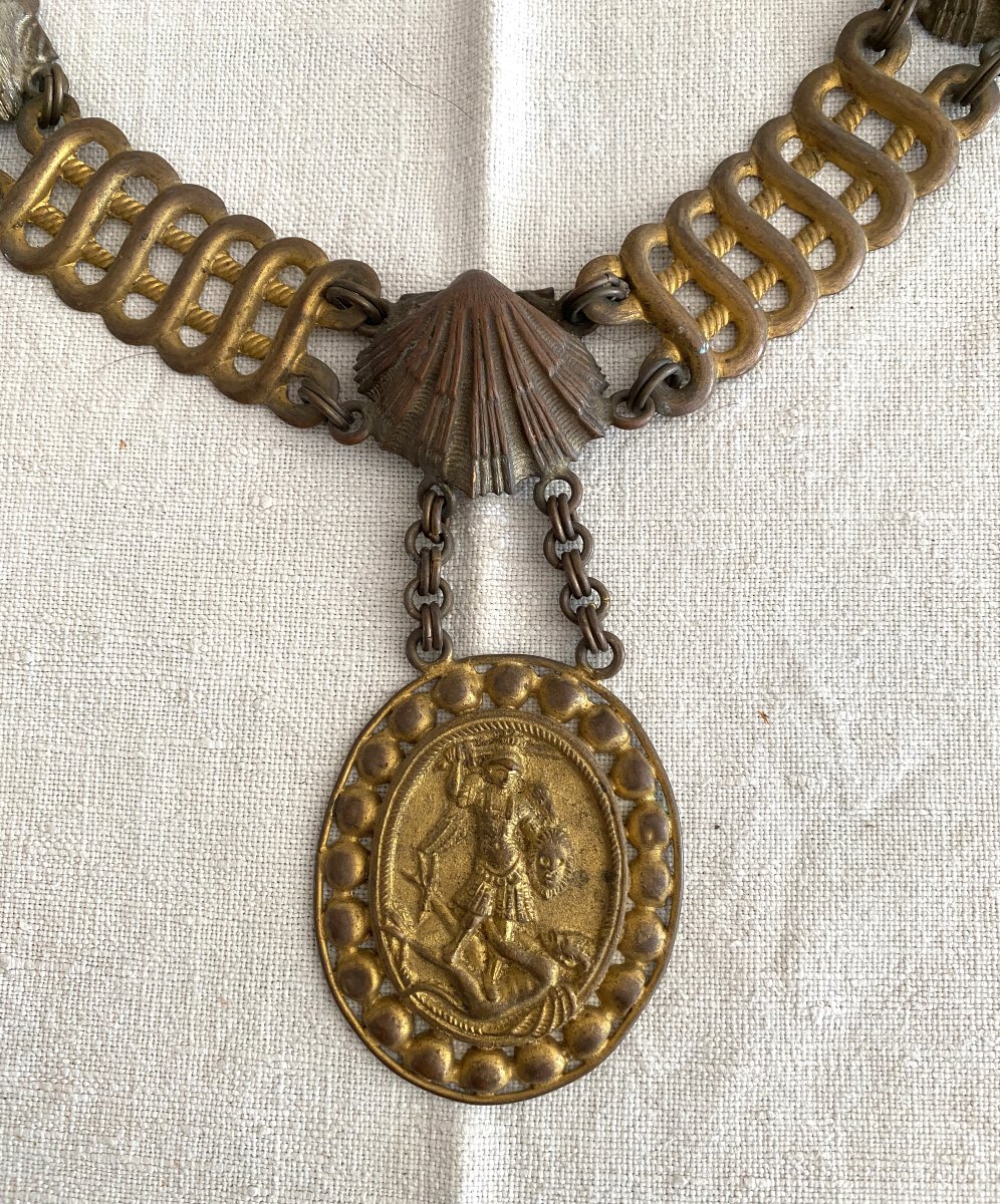 Collier et son médaillon représentant Saint Michel terrassant le démon XX ème