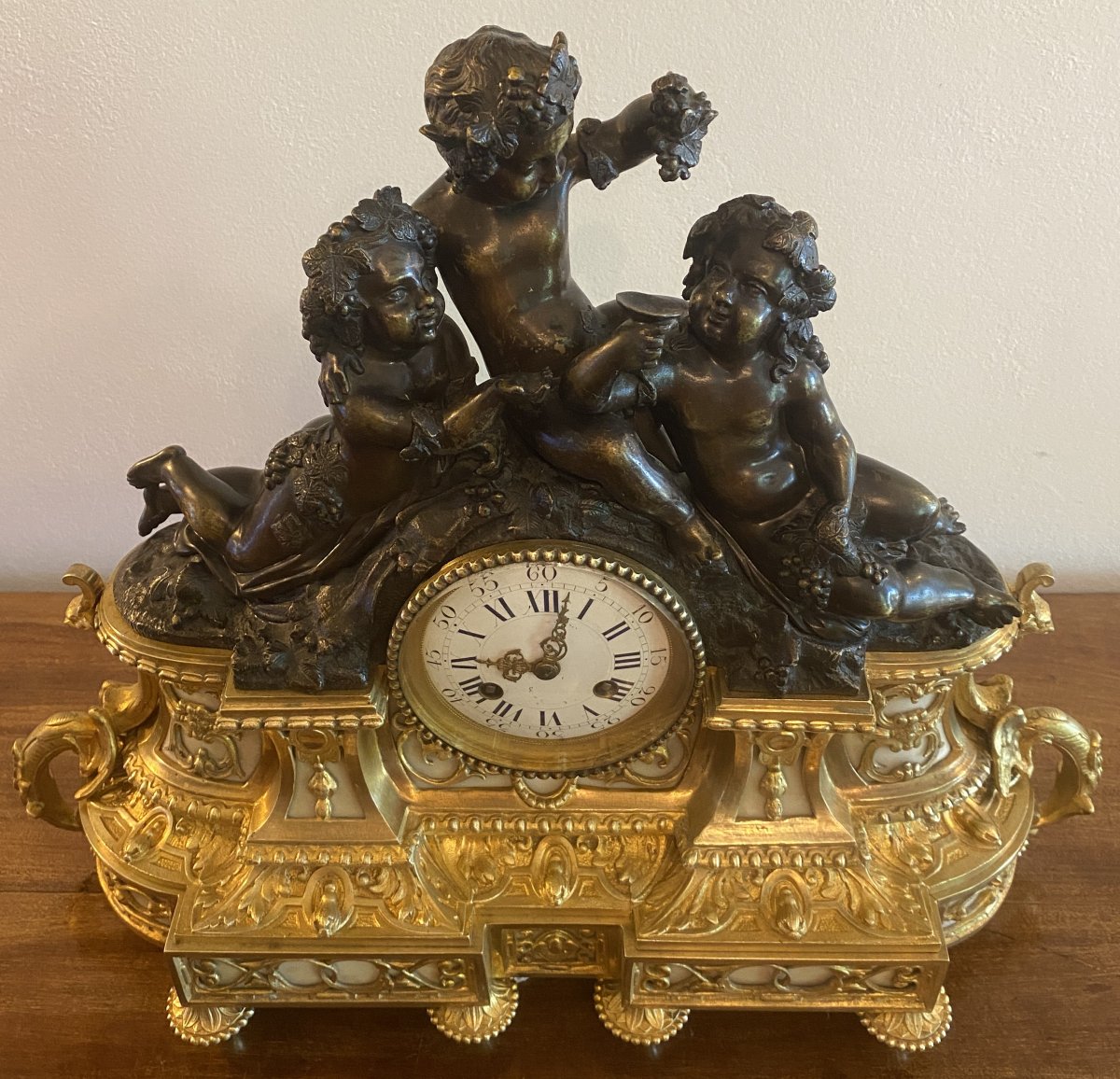 18th-century Clock Or Mantelpiece Ornament In Patinated Bronze With Putti And Gilded Bronze-photo-2