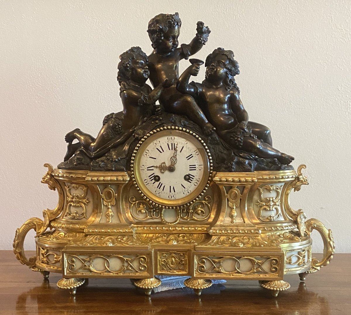 18th-century Clock Or Mantelpiece Ornament In Patinated Bronze With Putti And Gilded Bronze