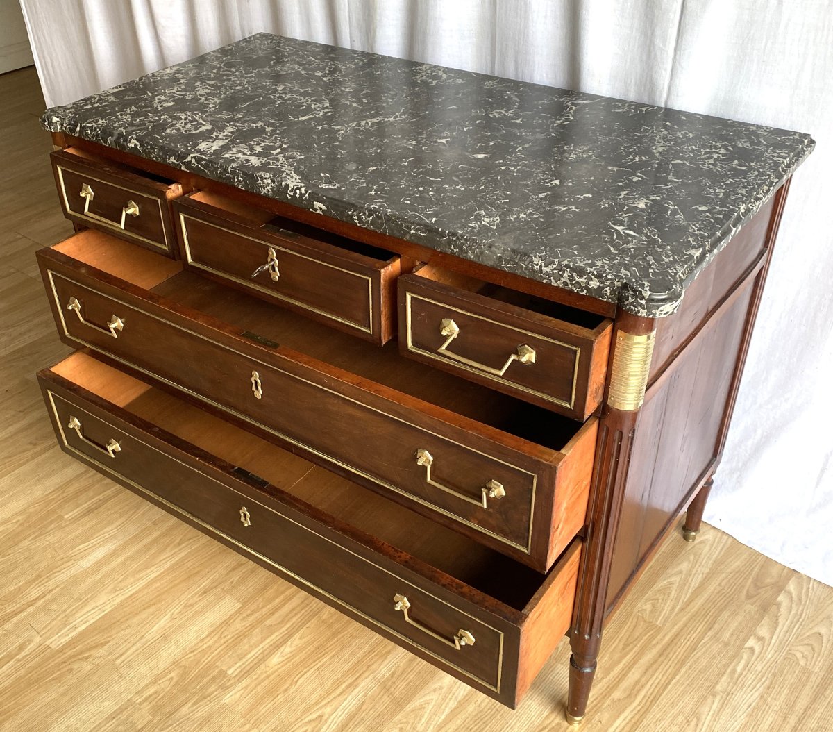 Commode en acajou et placage d'acajou Louis XVI avec filets de laiton et dessus marbre XVIIIème-photo-2