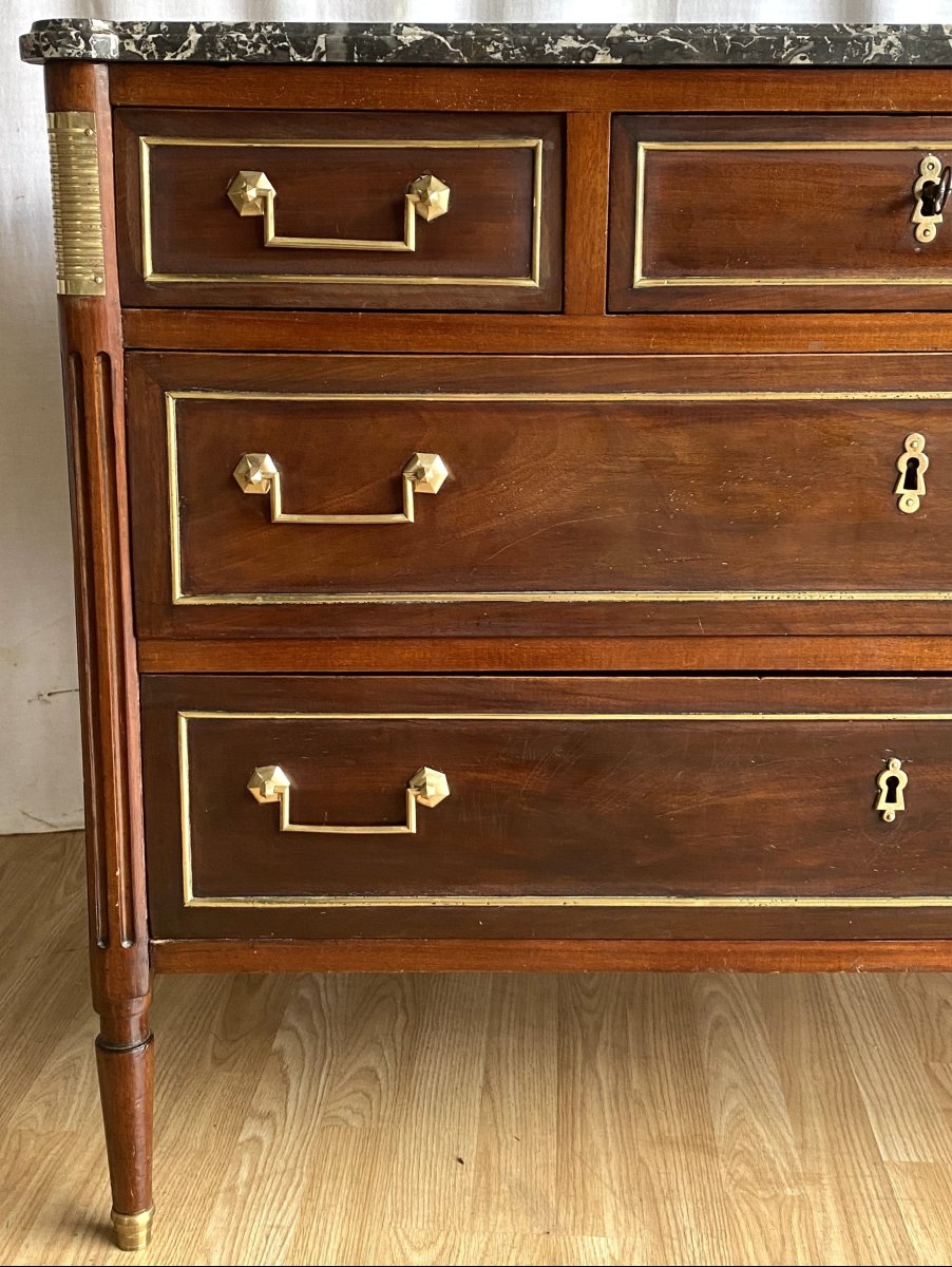 Commode en acajou et placage d'acajou Louis XVI avec filets de laiton et dessus marbre XVIIIème-photo-4