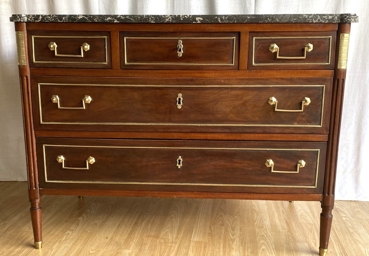 Commode en acajou et placage d'acajou Louis XVI avec filets de laiton et dessus marbre XVIIIème
