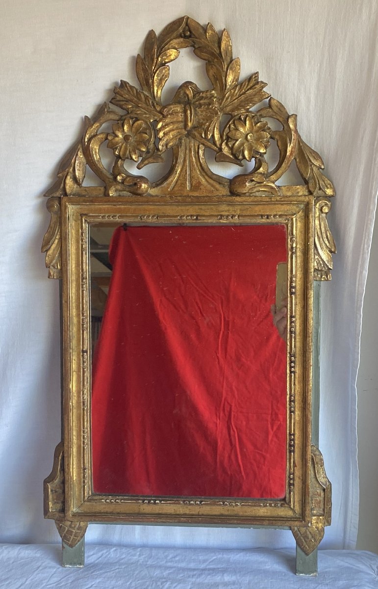Glace ou Miroir à fronton de style Louis XVI en bois sculpté et doré XIX ème