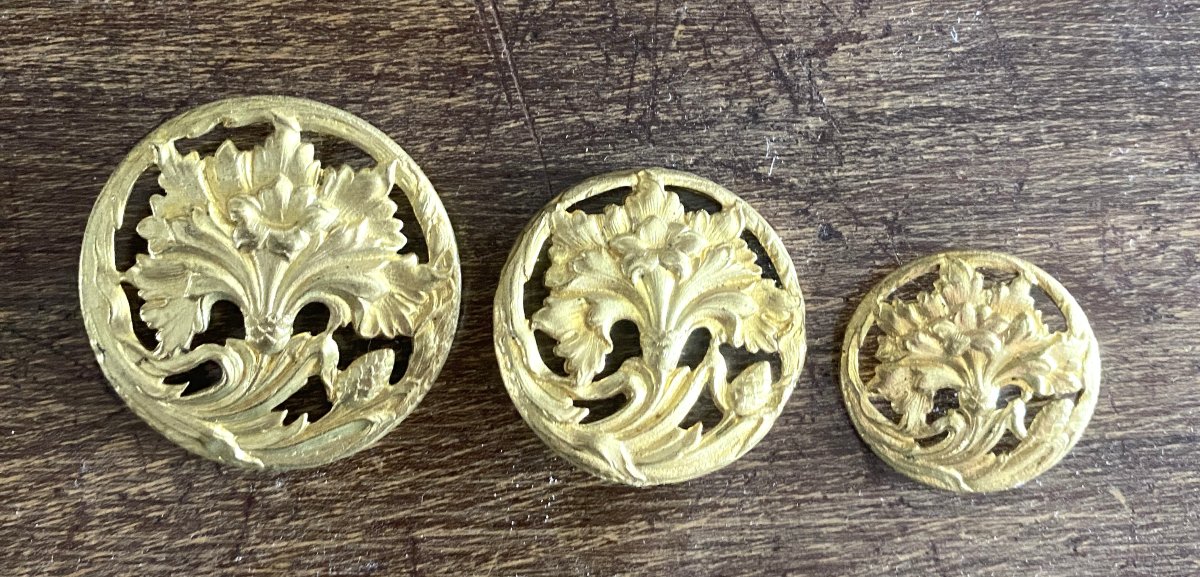 40 BOUTONS ART NOUVEAU – LAITON DORÉ – DÉCOR FLORAL AJOURÉ -photo-2