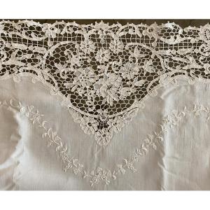 Drap en dentelle de Luxeuil brodé de fleurs Monogrammé SE  XIX ème