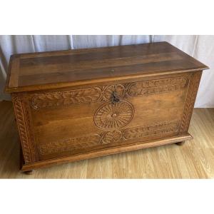  Coffre Sculpté en noyer à Motif Végétal et rosaces  XVIIIème