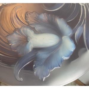 VERLYS Grande Coupe en verre opalescent décor d'iris XX ème