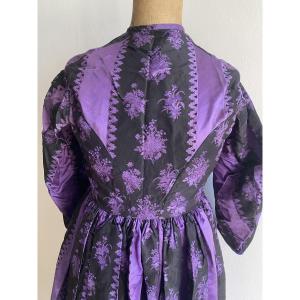 Robe longue plissée en soie damassée – Début XIXᵉ siècle – Motifs floraux violets sur fond noir