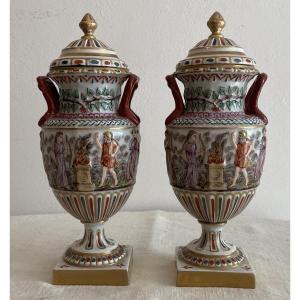 Paire de vase couvert Capo Di Monté à décor romain XIX ème