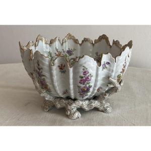 Coupe dentelée en porcelaine de saxe à décor de fleurs et dorée XIX ème