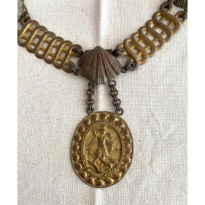 Collier et son médaillon représentant Saint Michel terrassant le démon XX ème