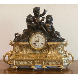 18th-century Clock Or Mantelpiece Ornament In Patinated Bronze With Putti And Gilded Bronze