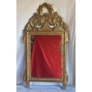 Glace ou Miroir à fronton de style Louis XVI en bois sculpté et doré XIX ème