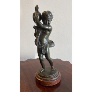 Clodion sculpture en Bronze enfant ou putti portant une aiguière XIX ème